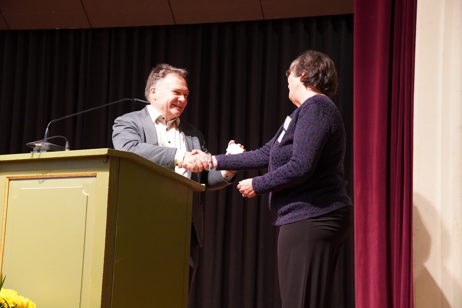 Oberbürgermeister Stefan Bosse hat die 1000. Ehrenamtskarte am Christa Geyrhalter übergeben.
Bild: Svenja Moller/Stadt Kaufbeuren