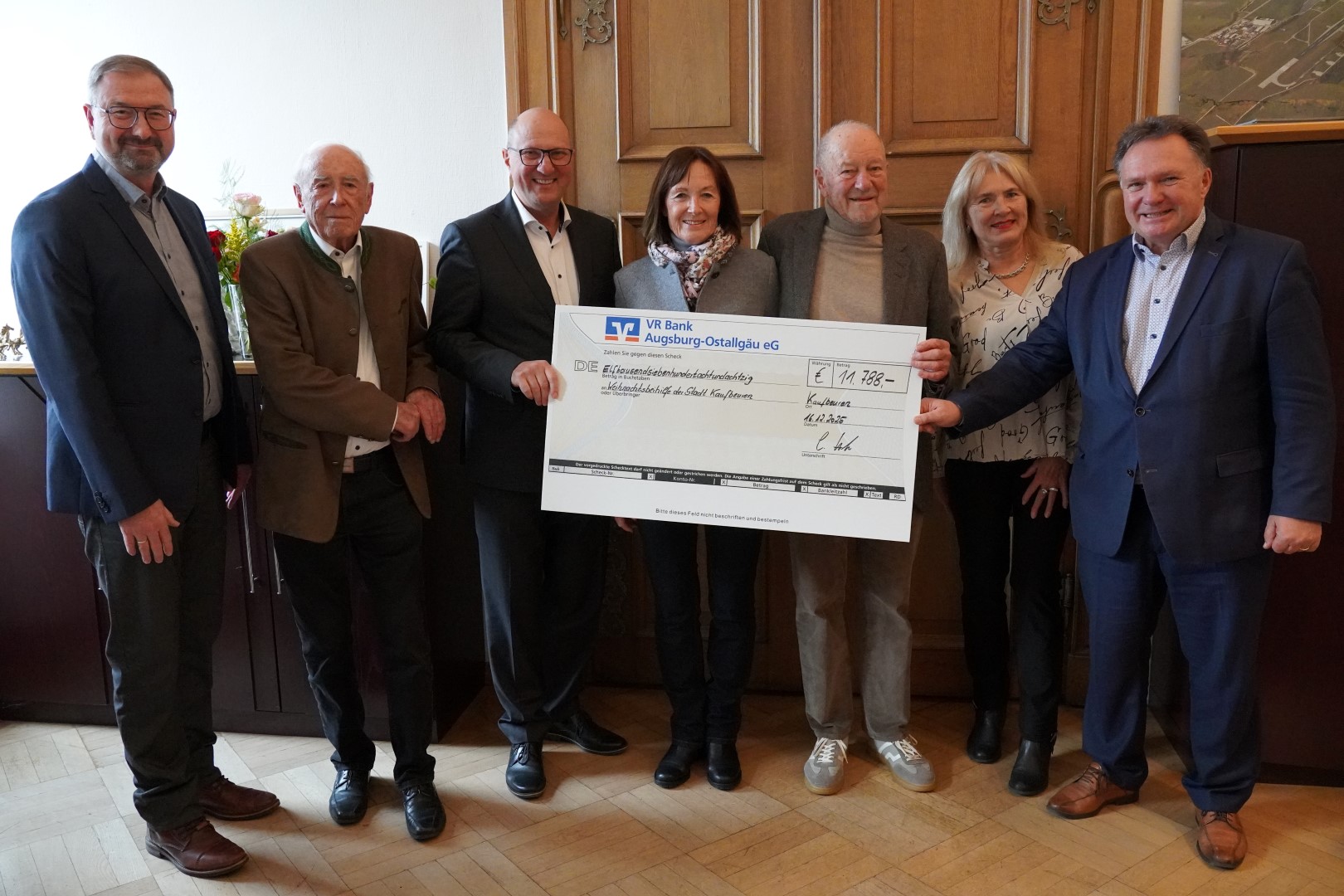 v.l.n.r.: Michael Marx (stellvertretender Leiter der Abteilung Arbeit und Soziales), Horst Spindler (musikalischer Leiter),Christoph Huber (VR-Bank), Christine und Heinz Kreuter, Brigitte Dainku (Autohaus Allgäu) und Oberbürgermeister Stefan Bosse
Foto: Svenja Moller/Stadt Kaufbeuren